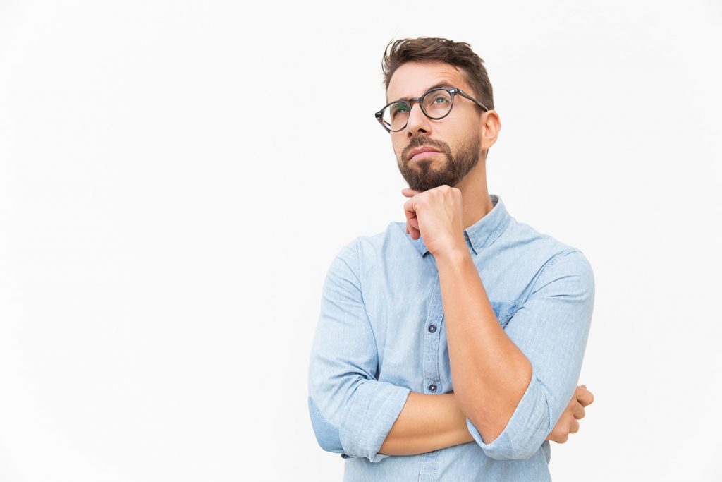 hombre con gafas pensativo