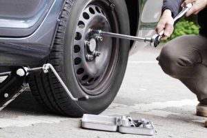 ¿Cómo cambiar los neumáticos de un coche?